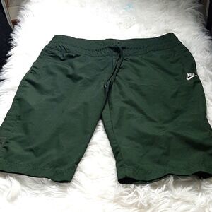 Nike m Green Athletic  Capris Shorts‎